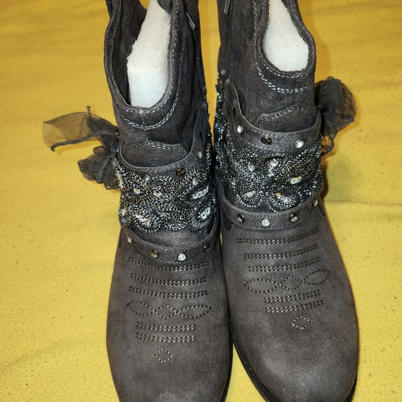 Like New Fashion Ankle Booties - Picture 2 of 9